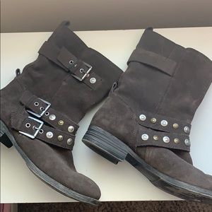Crown vintage motto suede boots